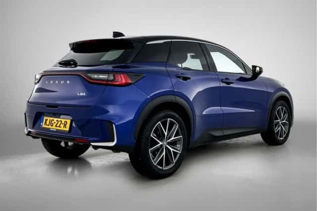 Lexus LBX (2024) thumbnail 2