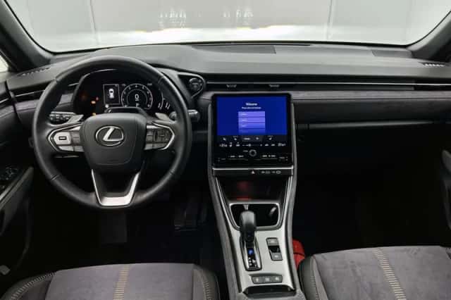 Lexus LBX (2024) thumbnail 4