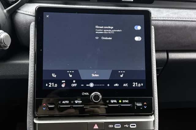Lexus LBX (2024) thumbnail 9