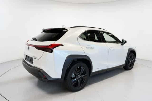 Lexus UX (2022) thumbnail 2