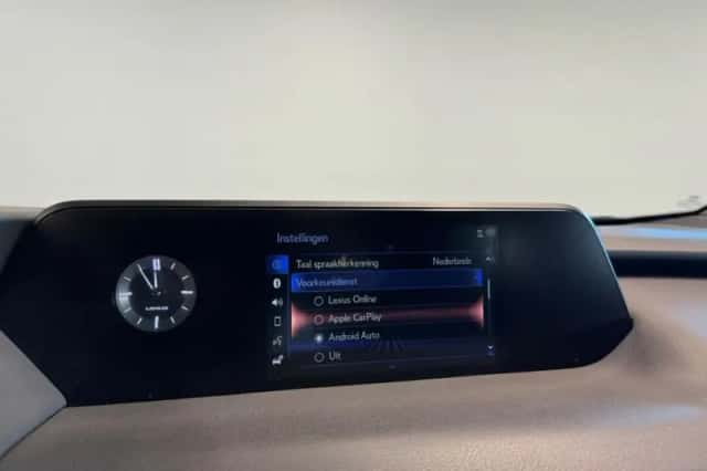 Lexus UX (2022) thumbnail 12