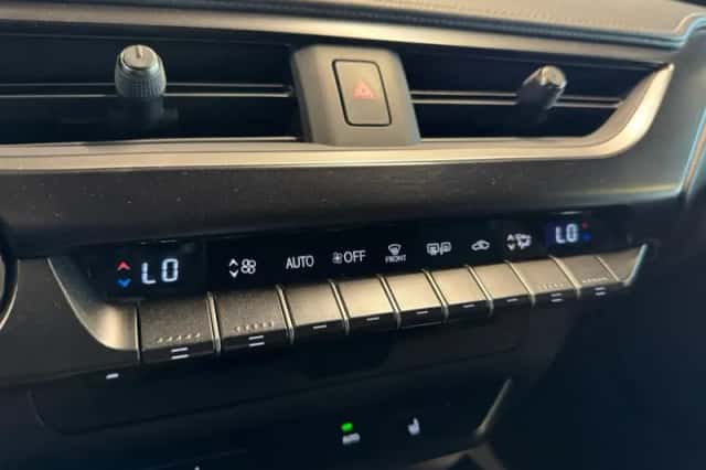 Lexus UX (2022) thumbnail 16