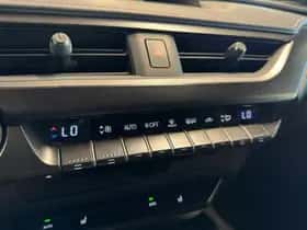 Lexus UX (2022) thumbnail 16