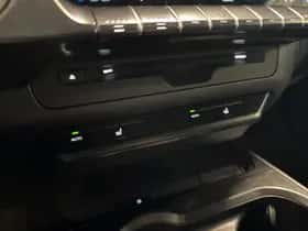 Lexus UX (2022) thumbnail 17