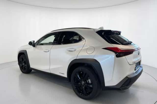 Lexus UX (2022) thumbnail 4