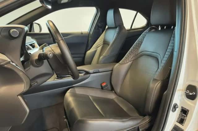 Lexus UX (2022) thumbnail 5