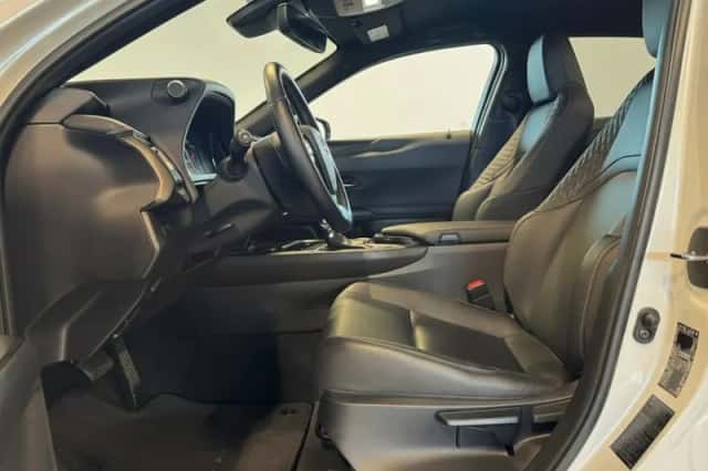Lexus UX (2022) thumbnail 6