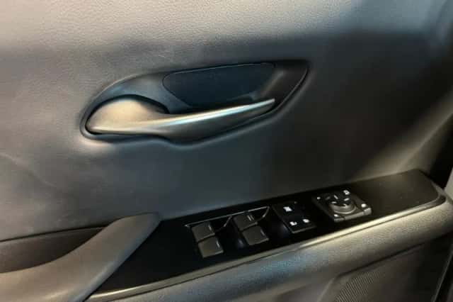 Lexus UX (2022) thumbnail 8
