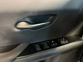 Lexus UX (2022) thumbnail 8