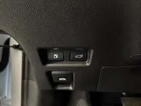 Lexus UX (2022) thumbnail 9