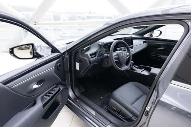 Lexus ES (2023) thumbnail 5