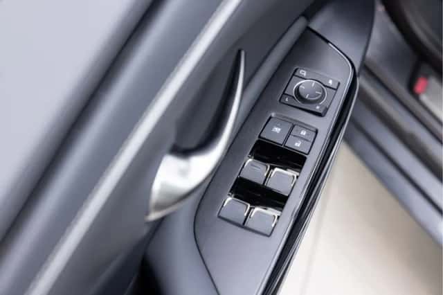 Lexus ES (2023) thumbnail 8