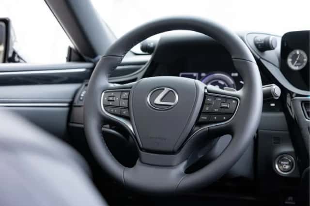 Lexus ES (2023) thumbnail 9