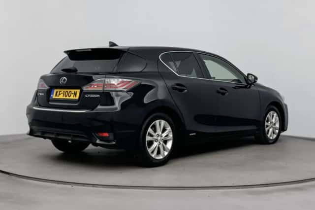 Lexus CT (2016) thumbnail 2