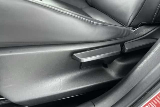 Lexus UX (2022) thumbnail 30