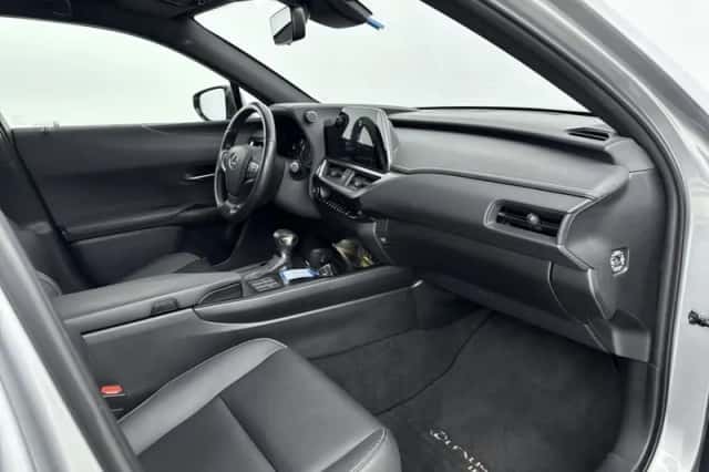 Lexus UX (2022) thumbnail 6