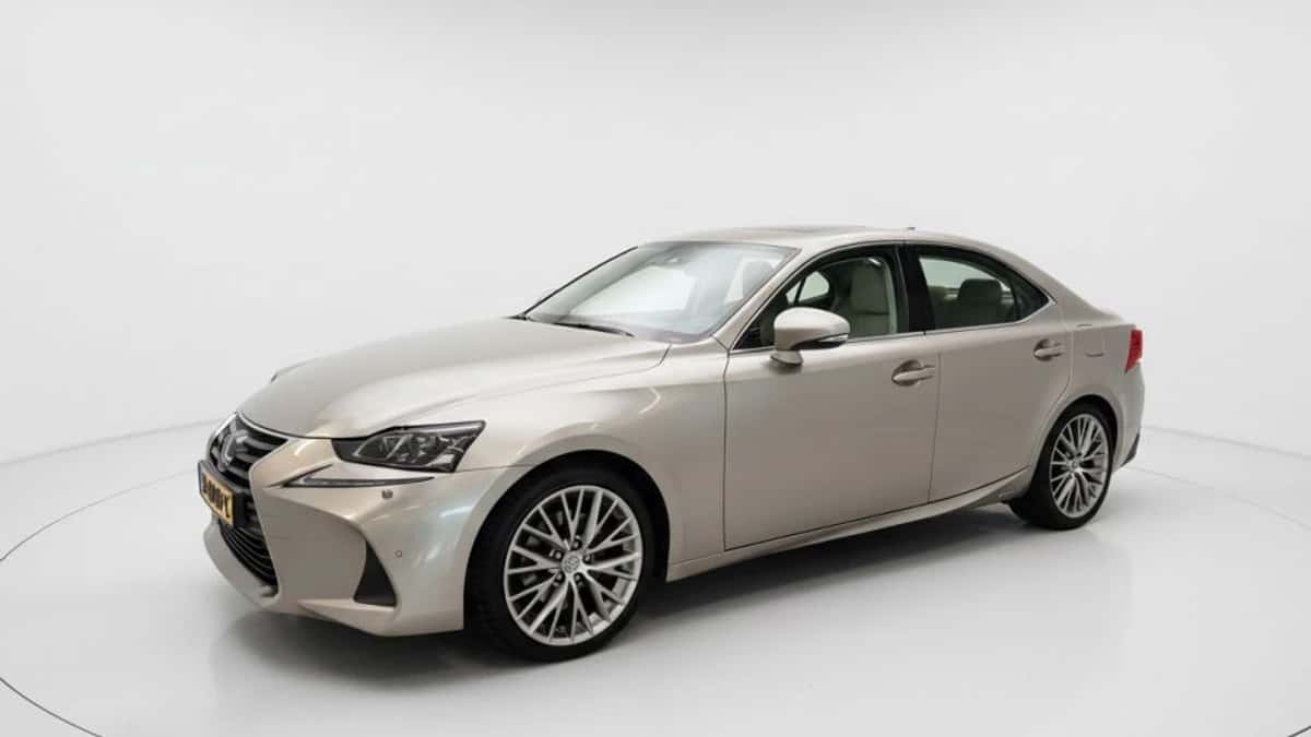 Lexus IS (2019) — foto 1