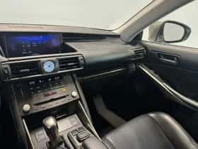 Lexus IS (2019) thumbnail 16