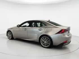 Lexus IS (2019) thumbnail 5