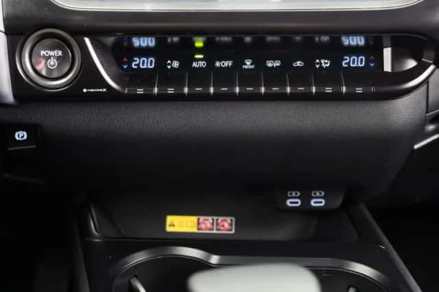 Lexus UX (2024) thumbnail 11