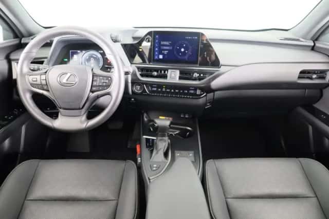Lexus UX (2024) thumbnail 5