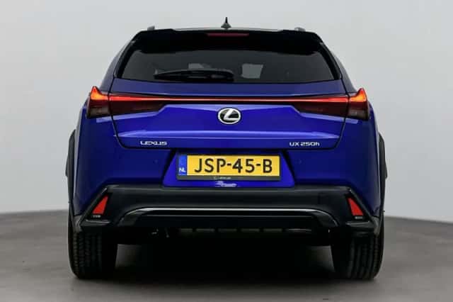 Lexus UX (2023) thumbnail 17