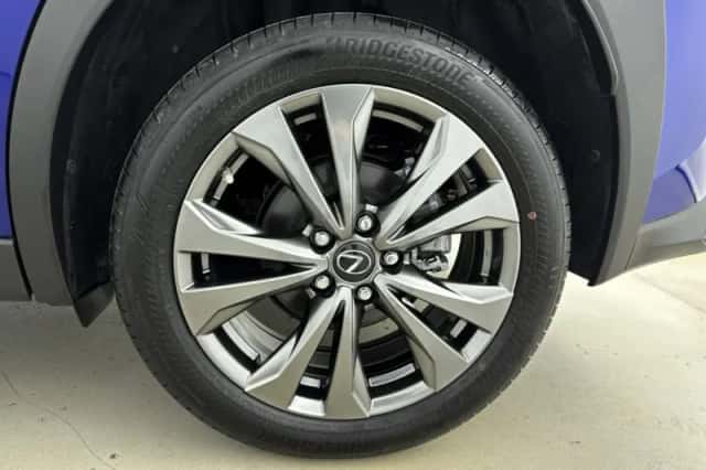 Lexus UX (2023) thumbnail 18