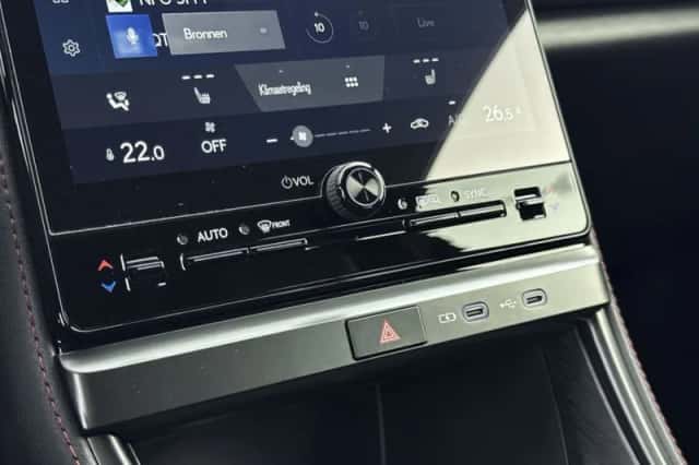 Lexus LBX (2025) thumbnail 9