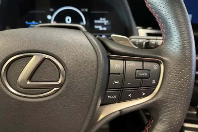 Lexus UX (2024) thumbnail 11