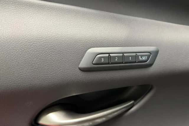 Lexus UX (2024) thumbnail 18
