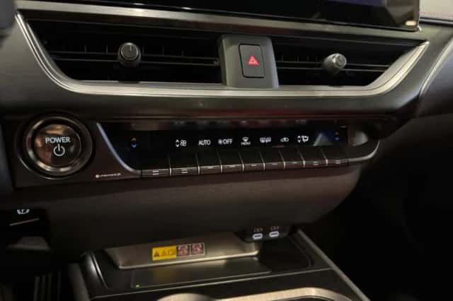 Lexus UX (2024) thumbnail 20
