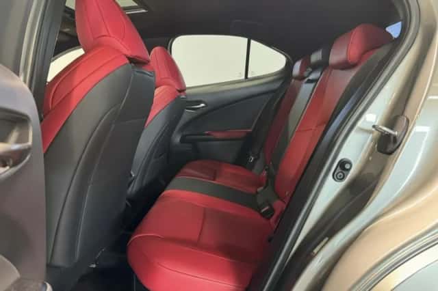 Lexus UX (2024) thumbnail 8