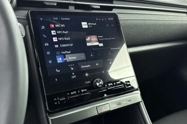 Lexus LBX (2024) thumbnail 17