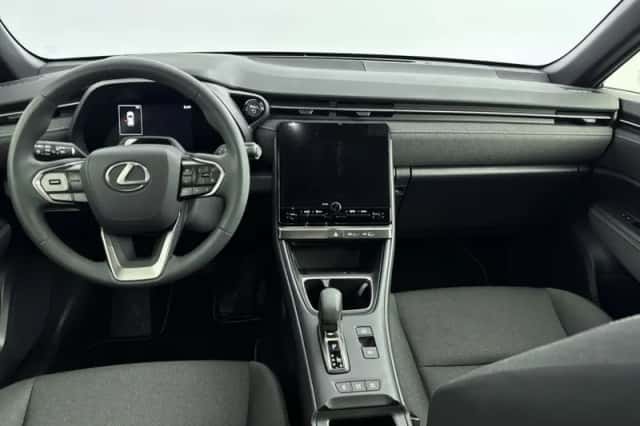 Lexus LBX (2024) thumbnail 4