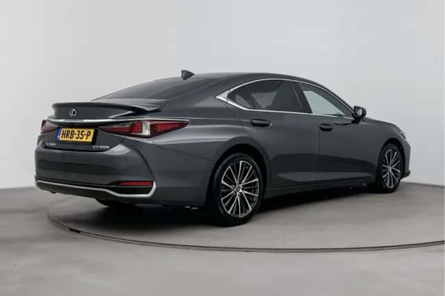 Lexus ES (2023) thumbnail 2