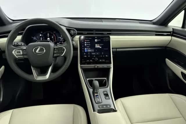 Lexus LBX (2024) thumbnail 4