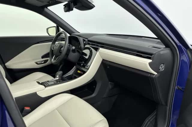 Lexus LBX (2024) thumbnail 6