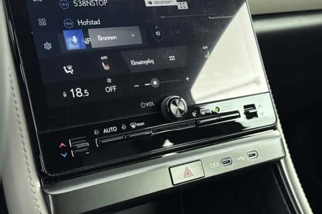 Lexus LBX (2024) thumbnail 9