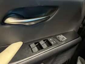 Lexus UX (2023) thumbnail 11