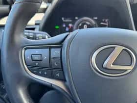 Lexus UX (2023) thumbnail 13