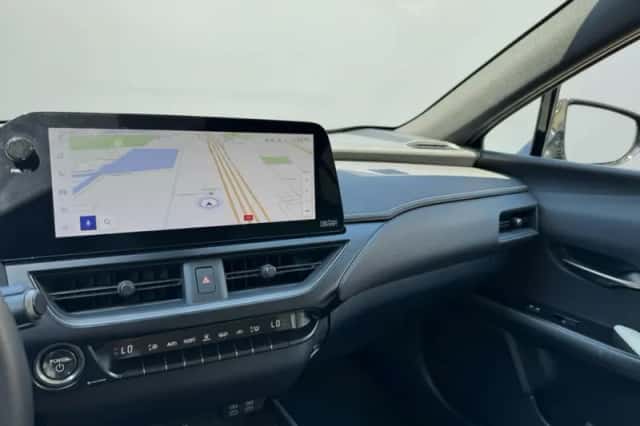 Lexus UX (2023) thumbnail 16
