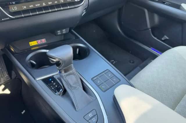 Lexus UX (2023) thumbnail 18
