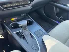 Lexus UX (2023) thumbnail 18