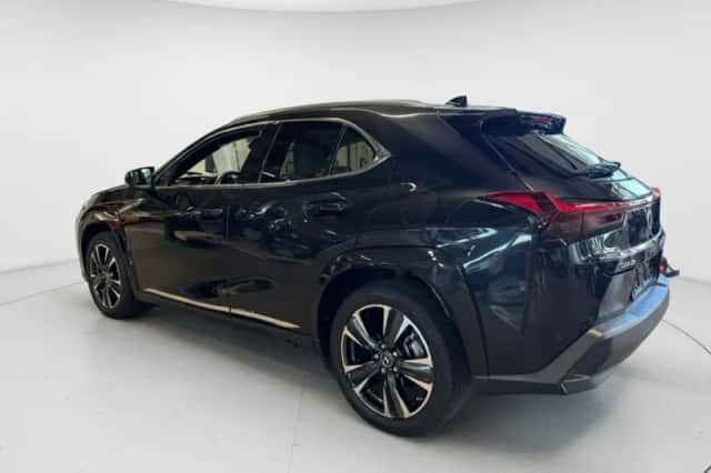 Lexus UX (2023) thumbnail 4