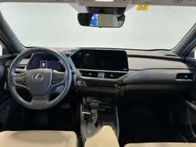 Lexus UX (2023) thumbnail 8