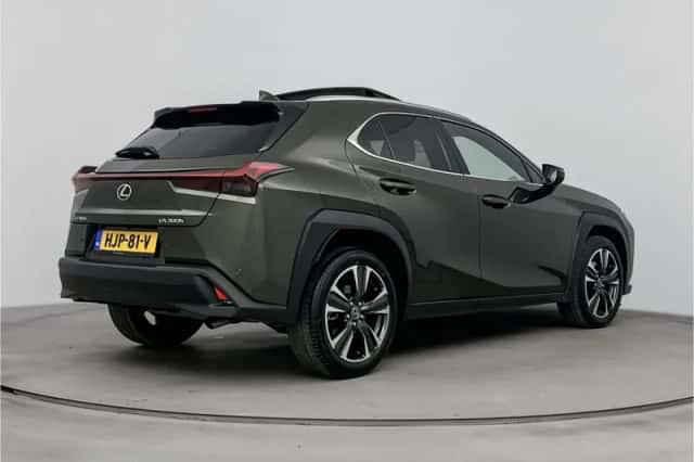 Lexus UX (2025) thumbnail 2