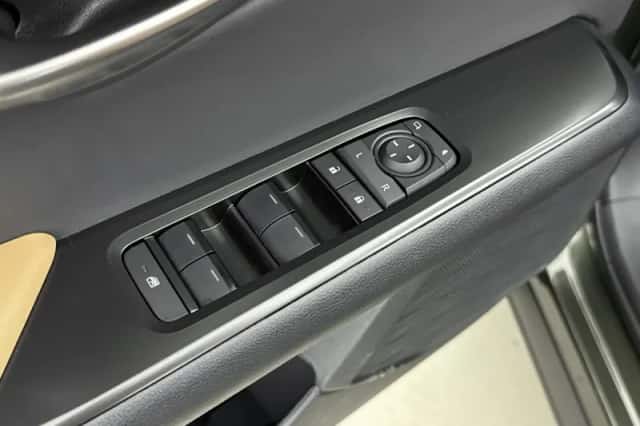 Lexus UX (2025) thumbnail 22