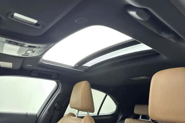 Lexus UX (2025) thumbnail 4
