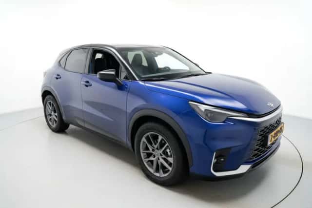 Lexus LBX (2024) thumbnail 2