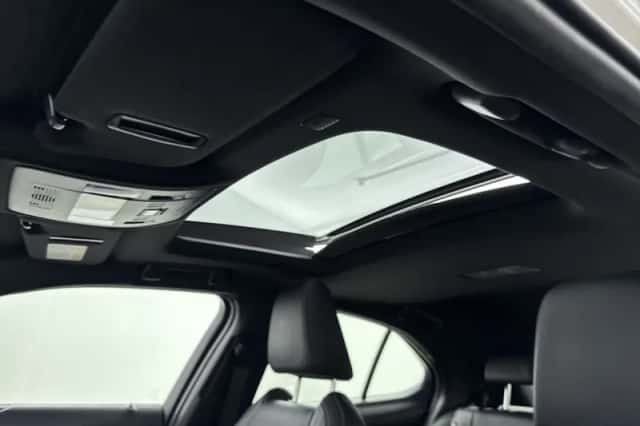 Lexus UX (2020) thumbnail 4
